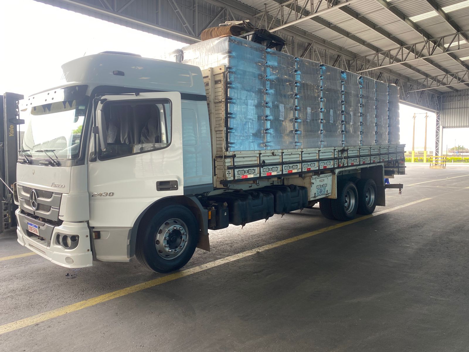 Caminhão Mercedes-Benz Atego 2430 carregado
